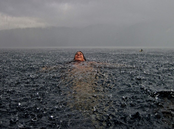 Bức ảnh bơi trong mưa ở miền nam Chile của tác giả Camila Massu - Nguồn © Camila Massu/National Geographic Traveler Photo Contest